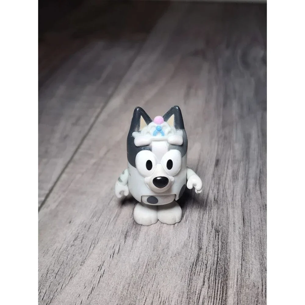 Bluey Muffin Figure with Crown